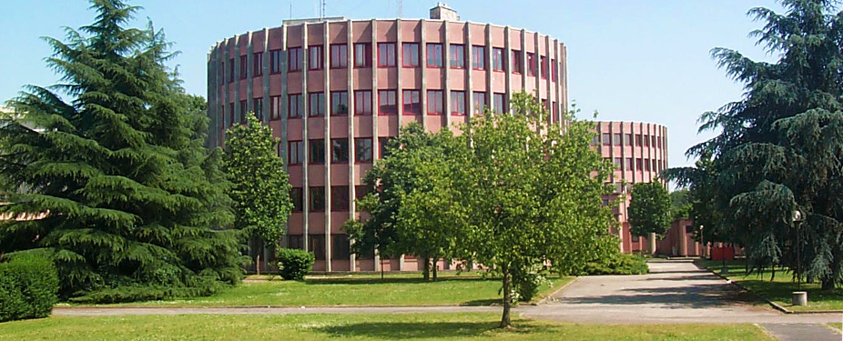 Manutenzione straordinaria e adeguamento normativo del Centro scolastico superiore Gallaratese a Milano.<br>
Istituto Tecnico Commerciale "Bronzini-Cassinis"; Liceo Scientifico "Cardano"; Liceo Scientifico "Gentileschi"; Istituto Alberghiero "C. Porta".